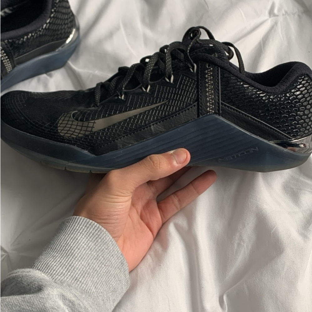 Nike Black Athletic Shoes with Breathable Mesh and Low-Profile Design